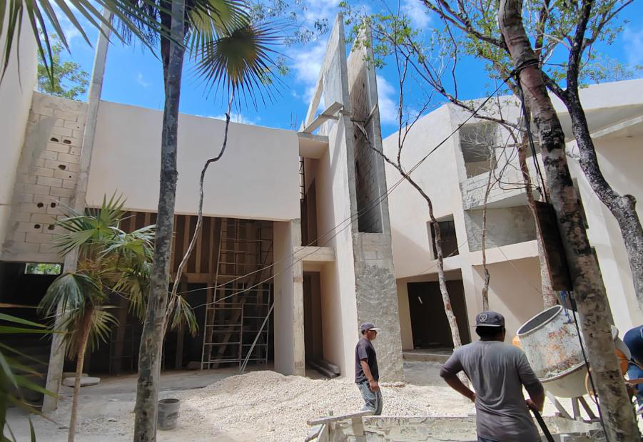 Construcción de Casa Medina en Tulum entre vegetación tropical