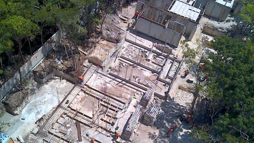 Vista aérea de trabajos de cimentación en Condominios Almare Tulum